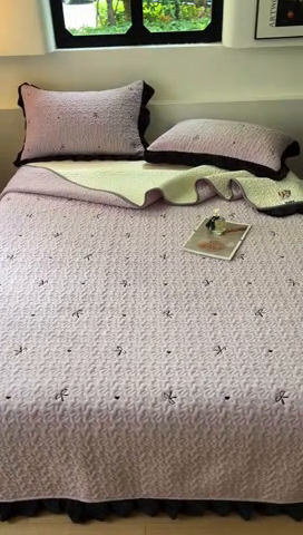 91家纺网 家纺一手货源 找家纺 美梦家纺 2024新款牛奶绒法式绣花夹棉床盖 绒蝴蝶结·水晶紫