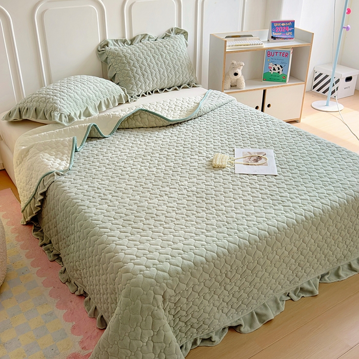 91家纺网 家纺一手货源 找家纺 美梦家纺 2024新款素色牛奶绒花边床盖系列 松野绿