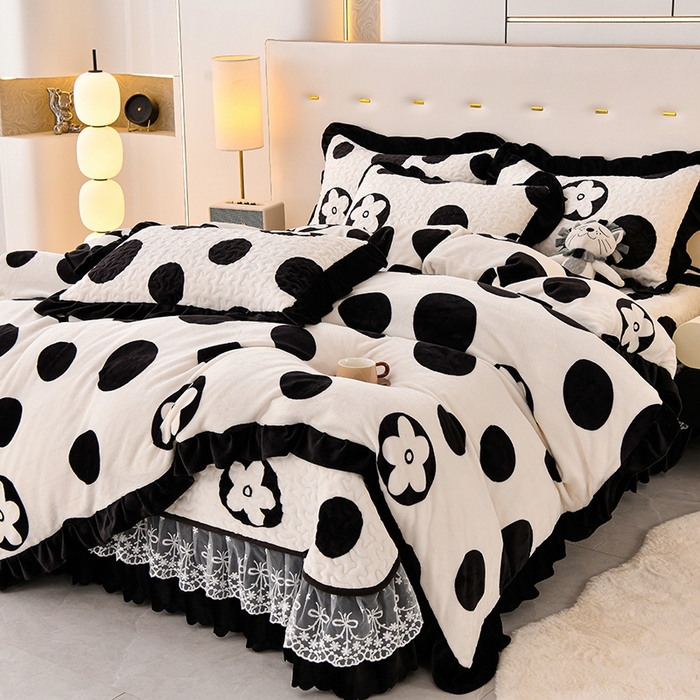 91家纺网 家纺一手货源 找家纺 民新家纺 2025新款牛奶绒印花夹棉床盖四件套 时尚波点