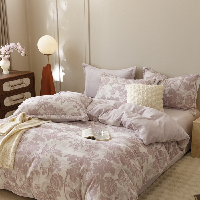 91家纺网 家纺一手货源 找家纺 （总）卡派 2024新款轻奢肌理纹雕花工艺款230克加厚牛奶绒四件套（提供买家秀 ）