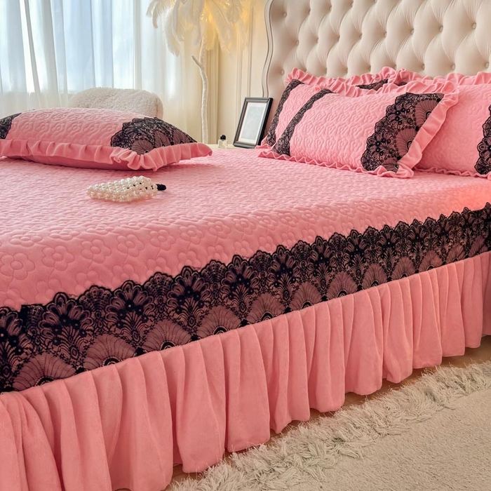 91家纺网 家纺一手货源 找家纺 恋尚 2024新款牛奶绒夹棉床盖纯色蕾丝边牛奶绒床盖 洛丽塔 粉色