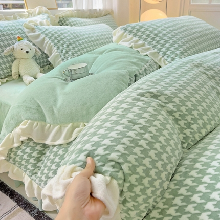 91家纺网 家纺一手货源 找家纺 2024新款加厚牛奶绒韩版雕花四件套风格2（阳光） 露娜紫