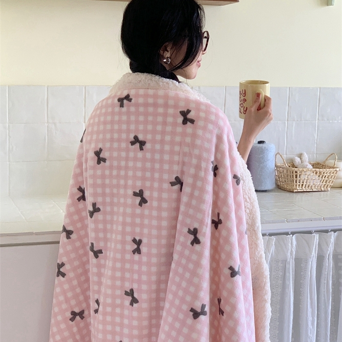 91家纺网 家纺一手货源 找家纺 桃喜 2024新款亲肤舒适牛奶绒羊羔绒毛毯 粉格子蝴蝶结