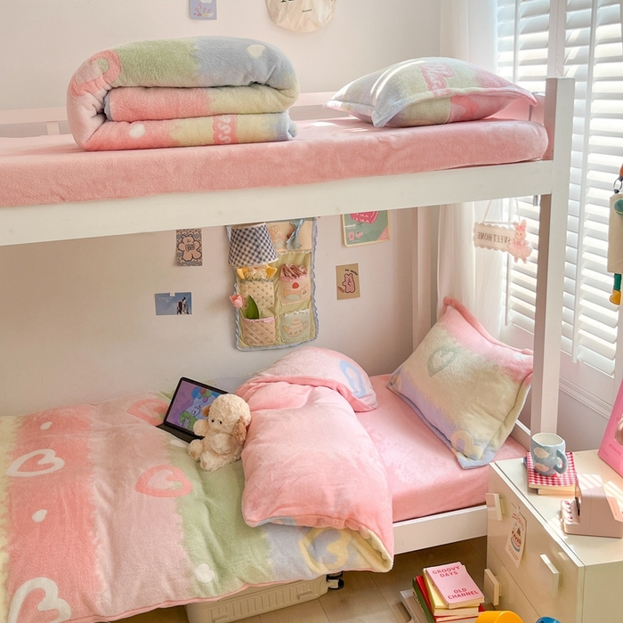 91家纺网 家纺一手货源 找家纺 川悦生活 2024新款立体雪花绒宿舍床笠款三件套四件套 彩虹爱语粉