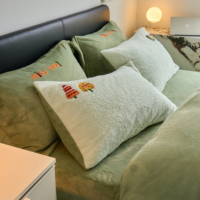 91家纺网 家纺一手货源 找家纺 2024新款蚂蚁绒卡通绣花四件套 森林屿鹿