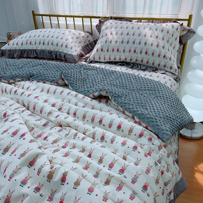 91家纺网 家纺一手货源 找家纺 暖居 2024新款包边豆豆被床盖四件套 兔斯基