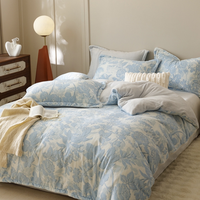 91家纺网 家纺一手货源 找家纺 卡派 2024新款轻奢肌理纹雕花工艺款230克加厚牛奶绒四件套（提供买家秀 ） 摇曳-蓝