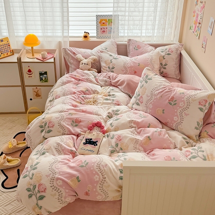 91家纺网 家纺一手货源 找家纺 （总）典曼家纺 2024新款A类印花牛奶绒雕花四件套