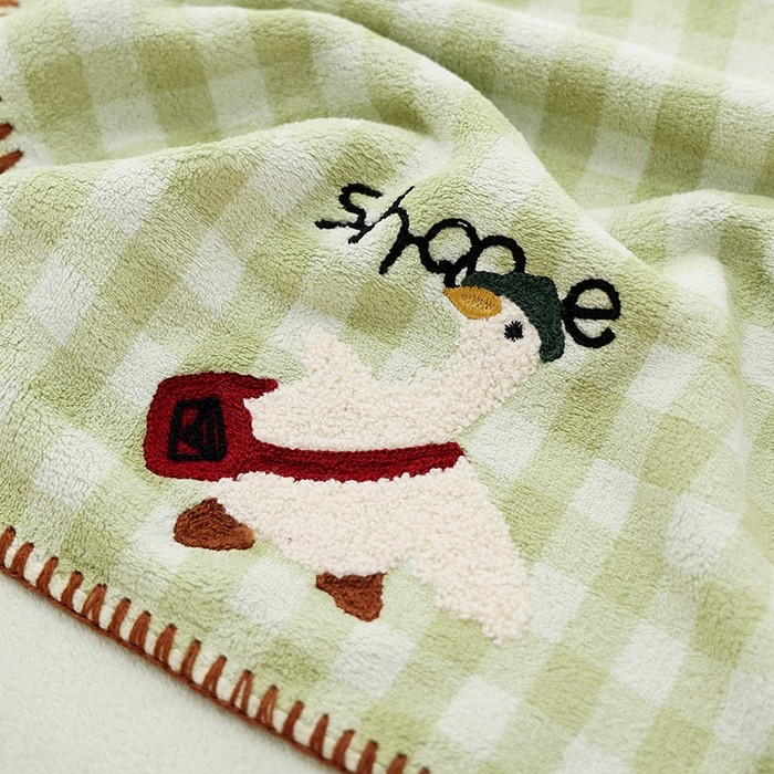 91家纺网 家纺一手货源 找家纺 朴尔家纺-毛巾被 2024新款毛巾绣勾边小格快乐鸭AB版珊瑚绒速吸速干毛巾浴巾 格子快乐鸭-青绿毛巾
