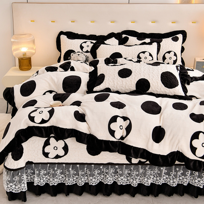 91家纺网 家纺一手货源 找家纺 民新家纺 2025新款牛奶绒印花夹棉床盖四件套 时尚波点