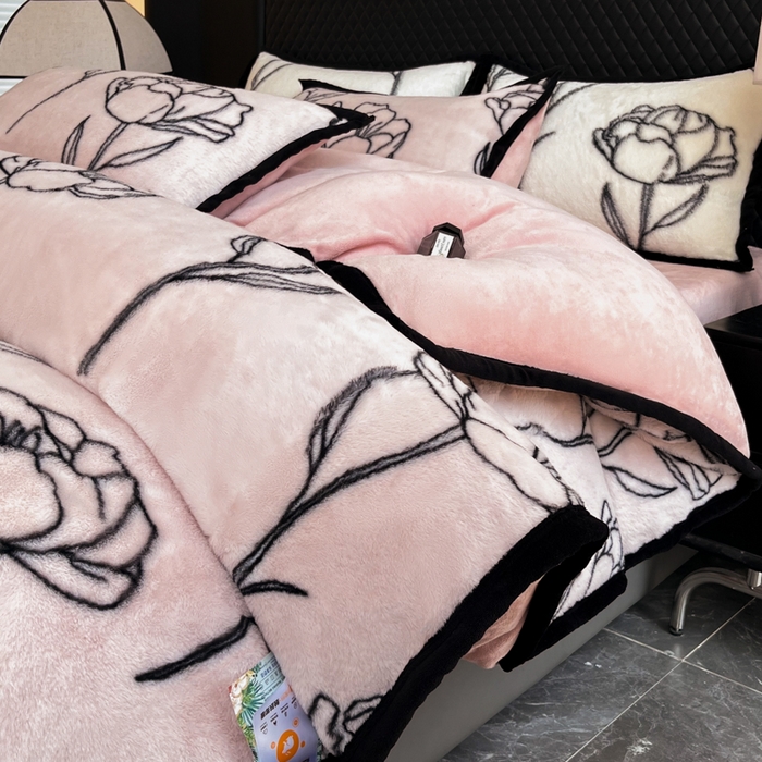 91家纺网 家纺一手货源 找家纺 （总）慕尚家纺 2025新款宽包边高克重兔兔绒牛奶绒加厚保暖法式系列四件套