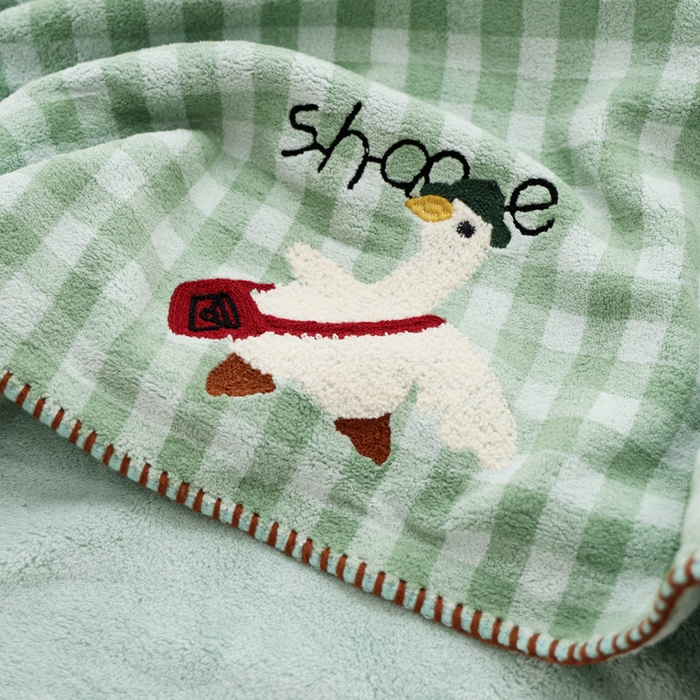 91家纺网 家纺一手货源 找家纺 朴尔家纺-毛巾被 2024新款毛巾绣勾边小格快乐鸭AB版珊瑚绒速吸速干毛巾浴巾 格子快乐鸭-深绿浴巾