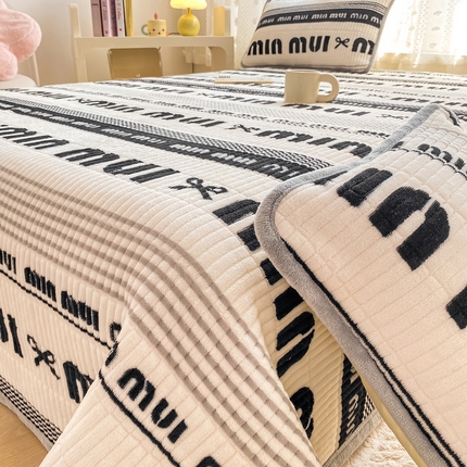 家喜爱 2024新款A类牛奶绒夹棉加厚直边软床盖 迷你字母