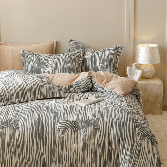 91家纺网 家纺一手货源 找家纺 卡派 2024新款轻奢肌理纹雕花工艺款230克加厚牛奶绒四件套（提供买家秀 ） 条纹斑马-灰