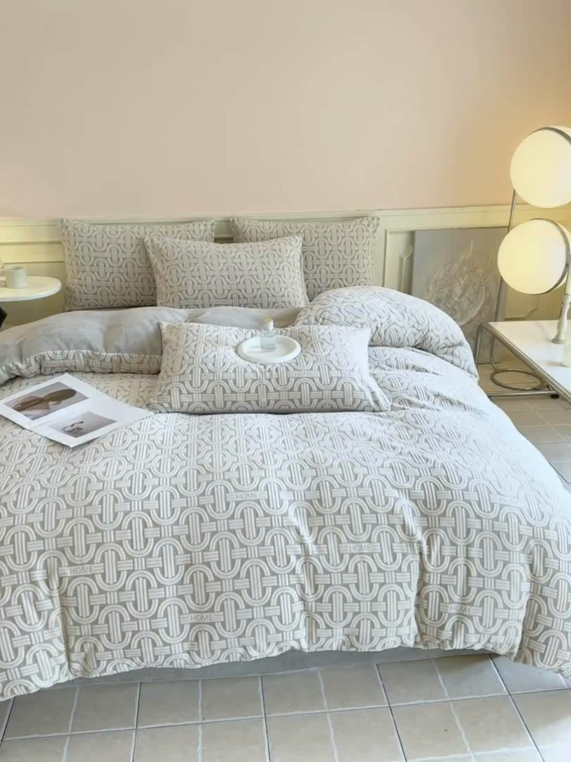 91家纺网 家纺一手货源 找家纺 大境 2024新款8斤A类230克牛奶绒提花烂花四件套床笠款床单款 巴克曼 米灰