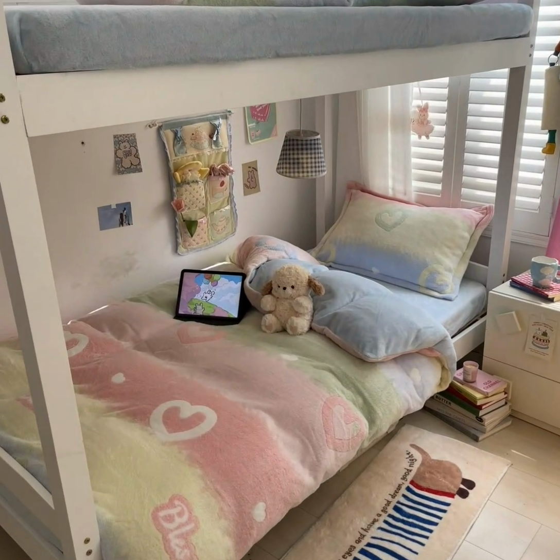 91家纺网 家纺一手货源 找家纺 川悦生活 2024新款立体雪花绒宿舍床笠款三件套四件套 彩虹爱语蓝