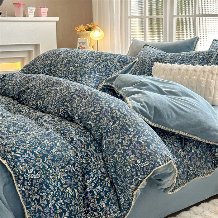 91家纺网 家纺一手货源 找家纺 红粉佳人新款小清新卡通贝壳边三角针棉加绒四件套工艺款牛奶绒四件套蓝底小花