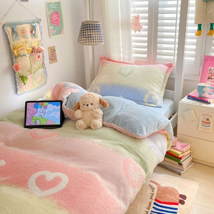 91家纺网 家纺一手货源 找家纺 川悦生活 2024新款立体雪花绒宿舍床笠款三件套四件套 彩虹爱语蓝