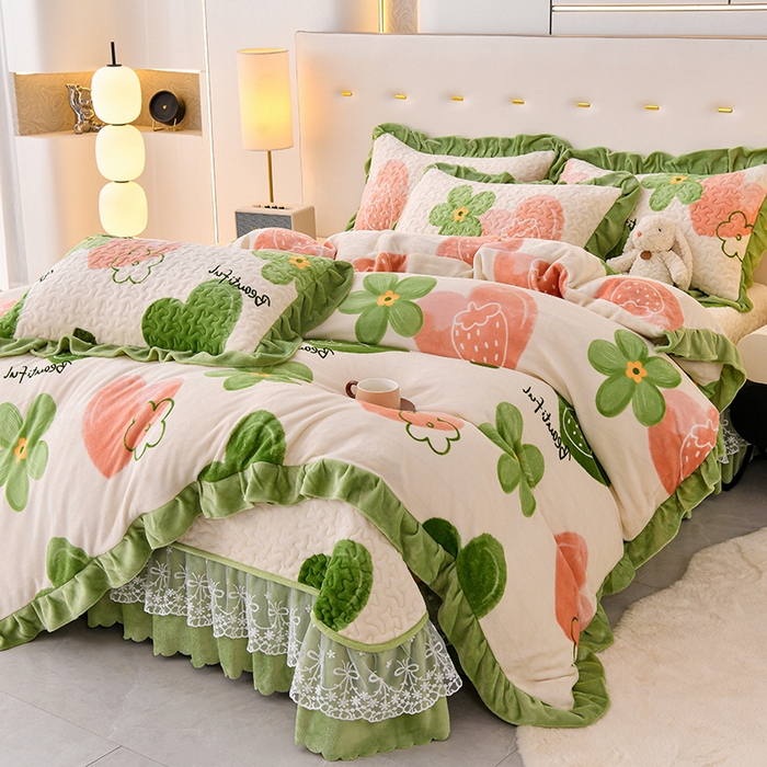 91家纺网 家纺一手货源 找家纺 民新家纺 2025新款牛奶绒印花夹棉床盖四件套 爱心草莓-绿