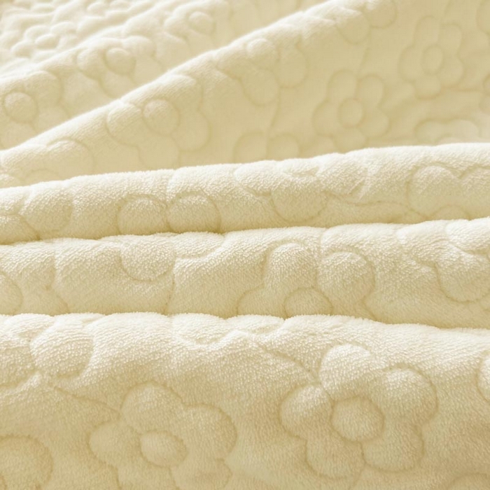 91家纺网 家纺一手货源 找家纺 恋尚 2024新款牛奶绒夹棉床盖纯色蕾丝边牛奶绒床盖 洛丽塔 米色