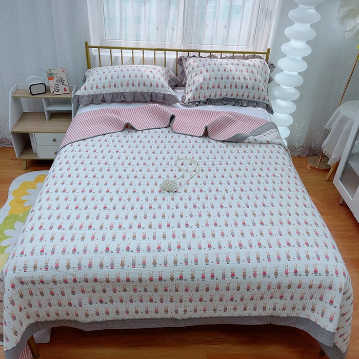 91家纺网 家纺一手货源 找家纺 暖居 2024新款包边豆豆被床盖四件套 兔斯基