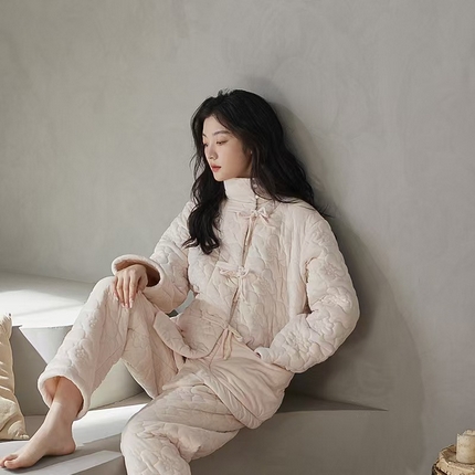 91家纺网 家纺一手货源 找家纺 洛兰沙家居馆 2024新款睡衣女秋冬季三层夹棉珊瑚绒加厚保暖两件套女士可外穿加绒家居服 白色