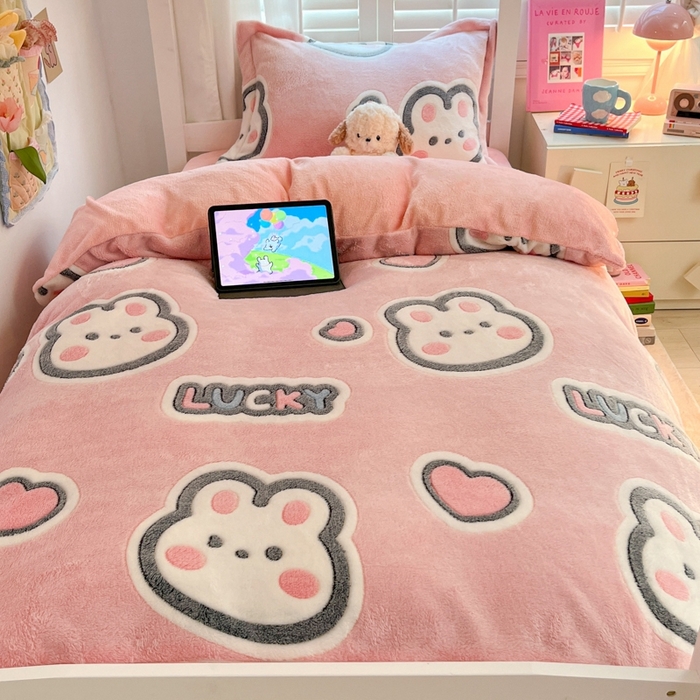 91家纺网 家纺一手货源 找家纺 川悦生活 2024新款立体雪花绒宿舍床笠款三件套四件套 爱米兔