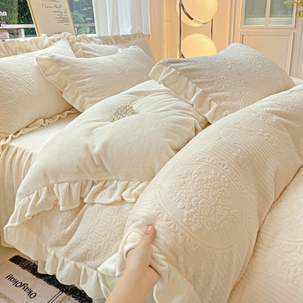 91家纺网 家纺一手货源 找家纺 2024新款加厚牛奶绒韩版雕花四件套风格2（阳光） 露娜紫