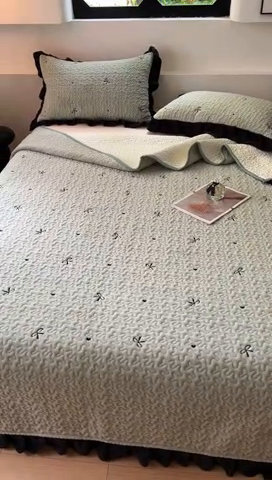 91家纺网 家纺一手货源 找家纺 美梦家纺 2024新款牛奶绒法式绣花夹棉床盖 绒蝴蝶结·松叶绿