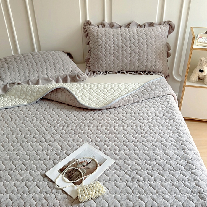 91家纺网 家纺一手货源 找家纺 美梦家纺 2024新款素色牛奶绒花边床盖系列 银河灰