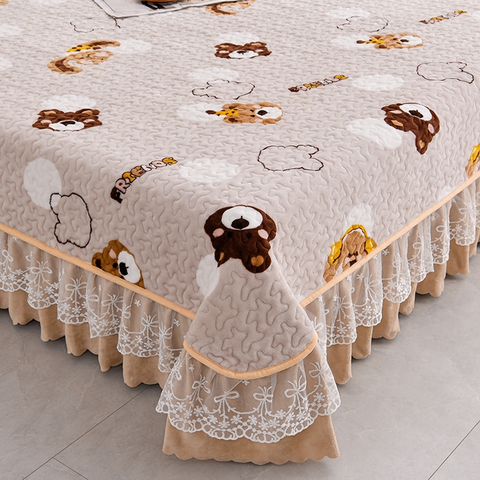 91家纺网 家纺一手货源 找家纺 民新家纺 2025新款牛奶绒印花夹棉床盖四件套 可爱小熊