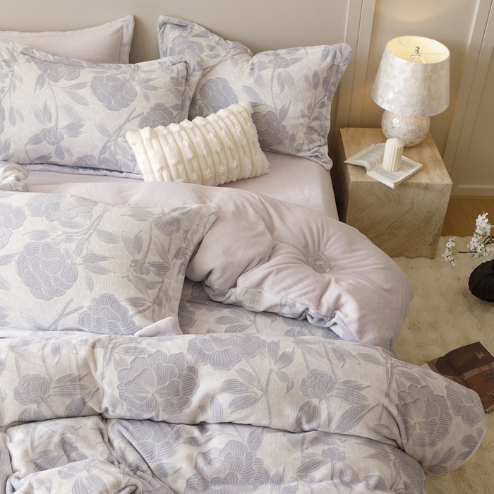 91家纺网 家纺一手货源 找家纺 卡派 2024新款轻奢肌理纹雕花工艺款230克加厚牛奶绒四件套（提供买家秀 ） 荷塘月色-紫