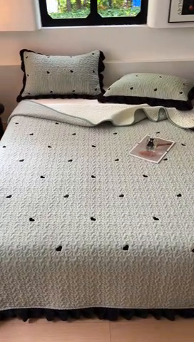 91家纺网 家纺一手货源 找家纺 美梦家纺 2024新款牛奶绒法式绣花夹棉床盖 绒爱心·松叶绿