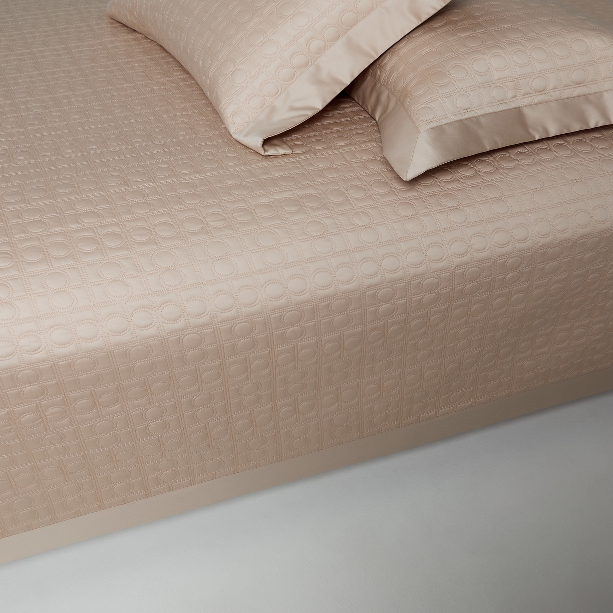 91家纺网 家纺一手货源 找家纺 2024新款设计师款绗缝床盖 卡其