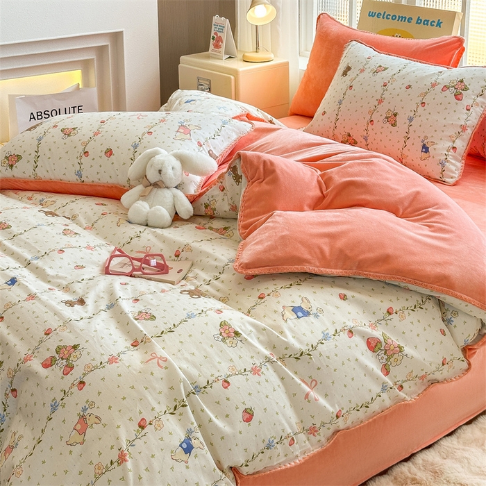 91家纺网 家纺一手货源 找家纺 红粉佳人新款小清新卡通贝壳边三角针棉加绒四件套工艺款牛奶绒四件套花香小兔