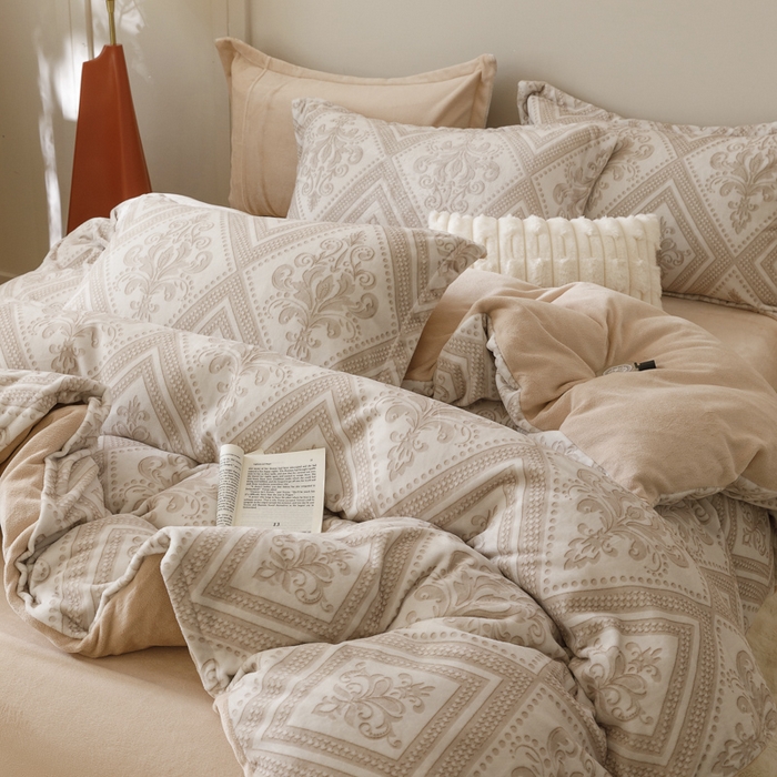 91家纺网 家纺一手货源 找家纺 卡派 2024新款轻奢肌理纹雕花工艺款230克加厚牛奶绒四件套（提供买家秀 ） 法式浪漫-奶咖