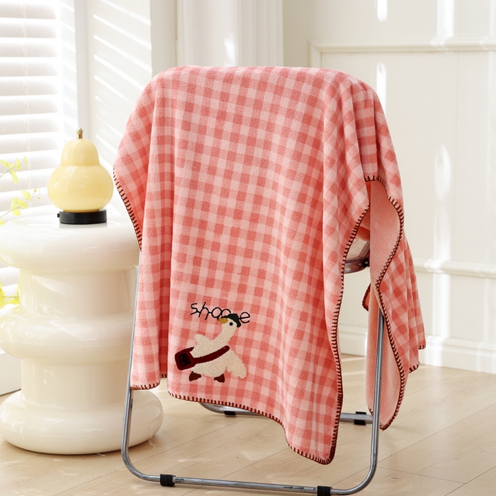 91家纺网 家纺一手货源 找家纺 朴尔家纺-毛巾被 2024新款毛巾绣勾边小格快乐鸭AB版珊瑚绒速吸速干毛巾浴巾 格子快乐鸭-粉浴巾