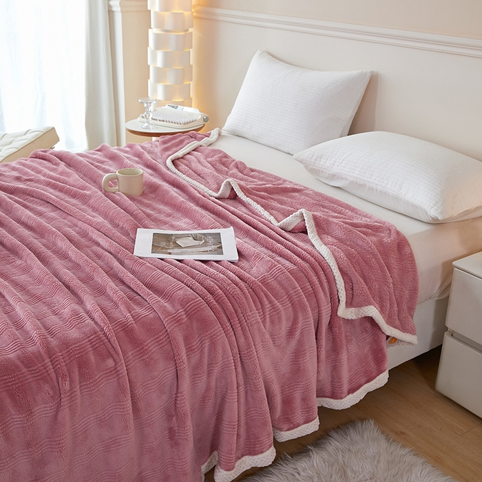 91家纺网 家纺一手货源 找家纺 2024新款仿兔绒泡泡绒毛毯家用四季毯 条纹人生 紫豆沙