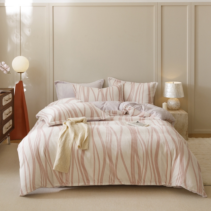 91家纺网 家纺一手货源 找家纺 卡派 2024新款轻奢肌理纹雕花工艺款230克加厚牛奶绒四件套（提供买家秀 ） 线条-粉