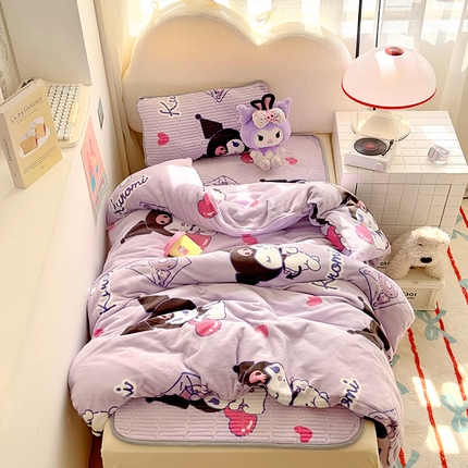 91家纺网 家纺一手货源 找家纺 希诺 2024新款儿童系列正版三丽鸥牛奶绒床垫牛奶绒被套多件套 梦幻库洛米