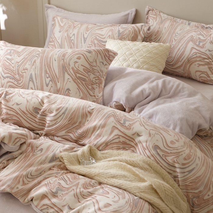 91家纺网 家纺一手货源 找家纺 卡派 2024新款轻奢肌理纹雕花工艺款230克加厚牛奶绒四件套（提供买家秀 ） 晕染-粉