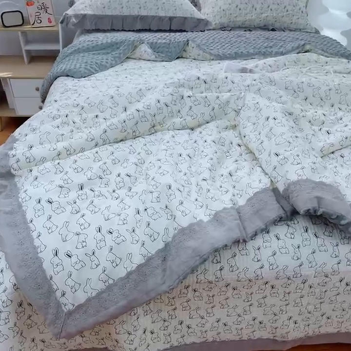 91家纺网 家纺一手货源 找家纺 暖居 2024新款包边豆豆被床盖四件套 兔耳朵