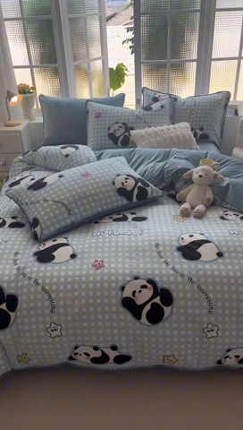 91家纺网 家纺一手货源 找家纺 红粉佳人新款小清新卡通贝壳边三角针棉加绒四件套工艺款牛奶绒四件套蓝格熊猫