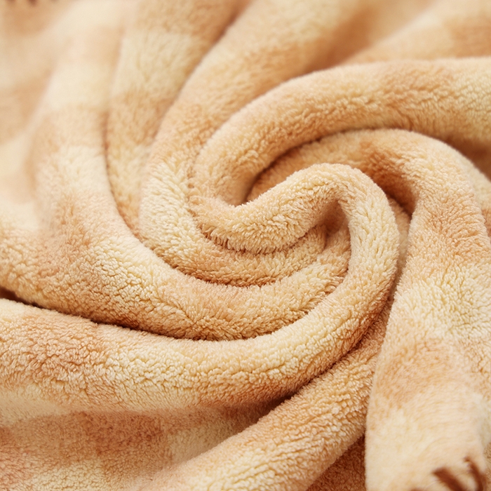 91家纺网 家纺一手货源 找家纺 朴尔家纺-毛巾被 2024新款毛巾绣勾边小格快乐鸭AB版珊瑚绒速吸速干毛巾浴巾 格子快乐鸭-咖毛巾