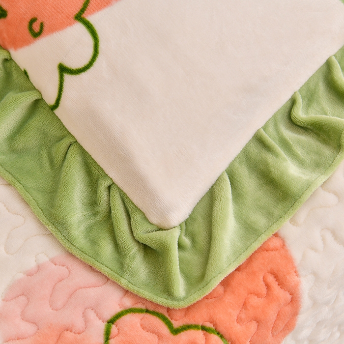 91家纺网 家纺一手货源 找家纺 民新家纺 2025新款牛奶绒印花夹棉床盖四件套 爱心草莓-绿