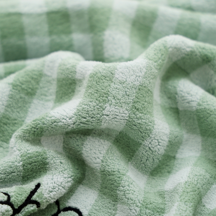 91家纺网 家纺一手货源 找家纺 朴尔家纺-毛巾被 2024新款毛巾绣勾边小格快乐鸭AB版珊瑚绒速吸速干毛巾浴巾 格子快乐鸭-深绿浴巾