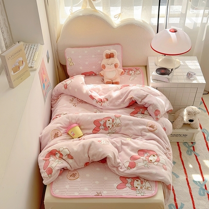 91家纺网 家纺一手货源 找家纺 希诺 2024新款儿童系列正版三丽鸥牛奶绒床垫牛奶绒被套多件套 甜甜美乐蒂