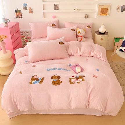 91家纺网 家纺一手货源 找家纺 （总）梦之岛 2024新款牛奶绒卡通毛巾绣四件套腊肠狗