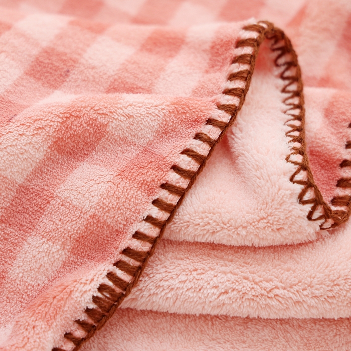 91家纺网 家纺一手货源 找家纺 朴尔家纺-毛巾被 2024新款毛巾绣勾边小格快乐鸭AB版珊瑚绒速吸速干毛巾浴巾 格子快乐鸭-粉浴巾