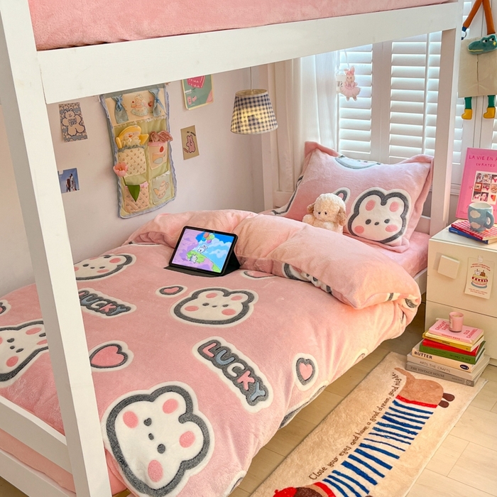 91家纺网 家纺一手货源 找家纺 川悦生活 2024新款立体雪花绒宿舍床笠款三件套四件套 爱米兔